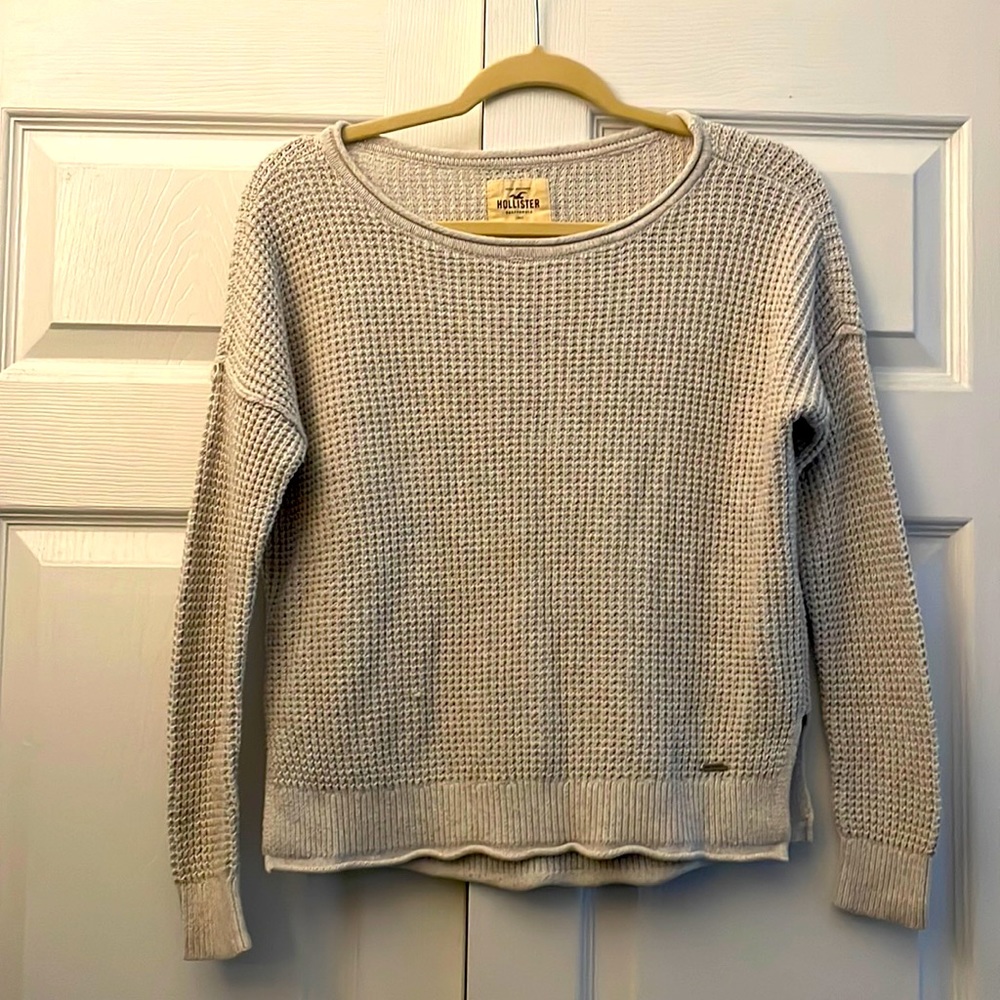 Light gray knit sweater ☕️